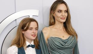 Angelina Jolie na rdečo preprogo prišla s svojo 15-letno hčerko