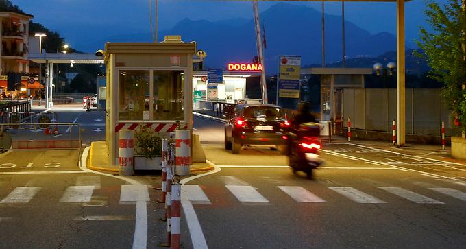 Švica in njene sosede na večjih cestah sicer še vedno vzdržujejo mejne nadzorne točke - tudi zaradi carine, ker Švica ni del Evropske unije. Na sliki meja z Italijo pri kraju Ponte Tresa v kantonu Ticino. | Foto: Reuters