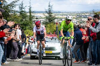 Zakaj je cestno dirko končalo samo 17 kolesarjev? Krivo je "absurdno pravilo". #video