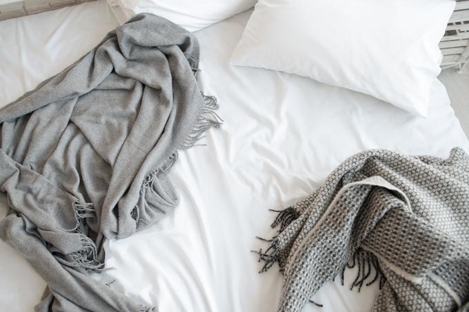Bombažna posteljnina in odeja vas bosta zazibali v prijetne sanje. | Foto: Thinkstock