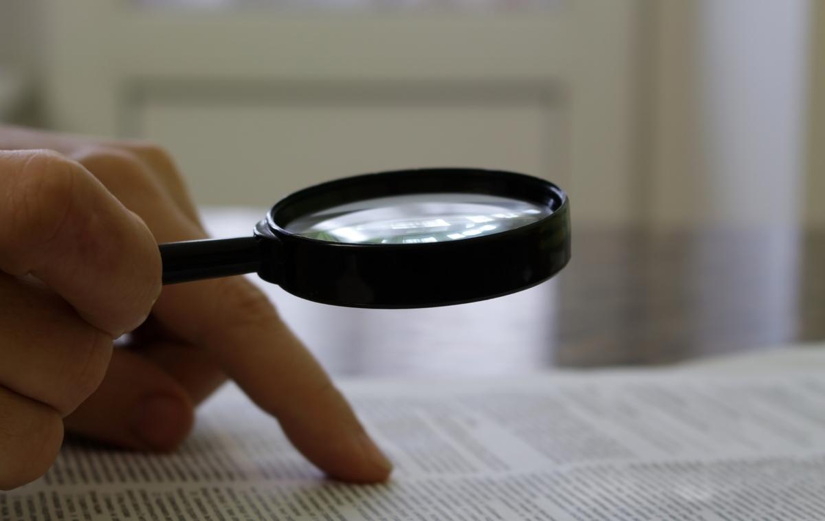 Drobni tisk | Spletni goljufi se v zadnjem obdobju vse pogosteje poskusijo zaščiti z drobnim tiskom, ki je na zavajajočih spletnih straneh, ki jih oglašujejo prek družbenih omrežij, skoraj neopazen, razkriva pa, kaj bodo žrtve goljufije v resnici plačale oziroma kupile. Pogosto gre ali za naročnine na premijske SMS-storitve ali pa za včlanitve v tako imenovane klube zvestobe, ki nimajo resnične praktične vrednosti. | Foto Shutterstock