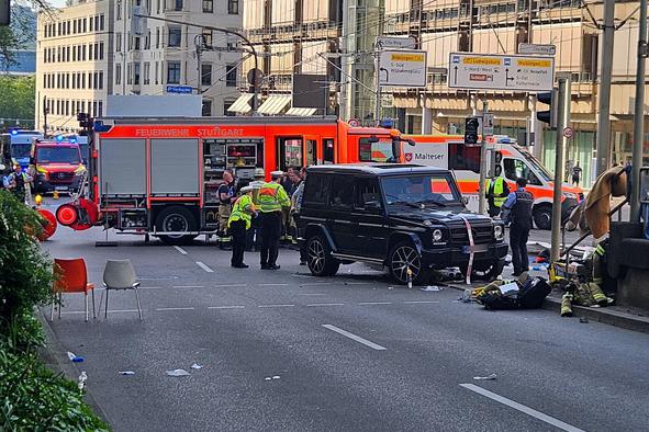 V Stuttgartu z avtom zapeljal v množico #foto