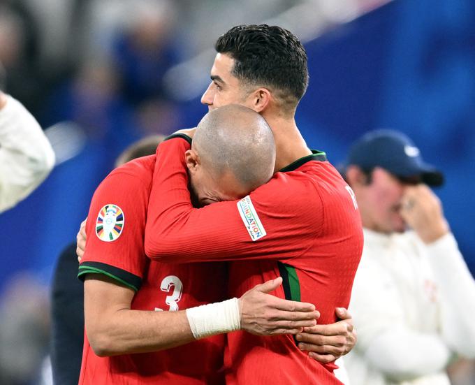 Cristiano Ronaldo je po koncu tolažil Pepeja. | Foto: Reuters