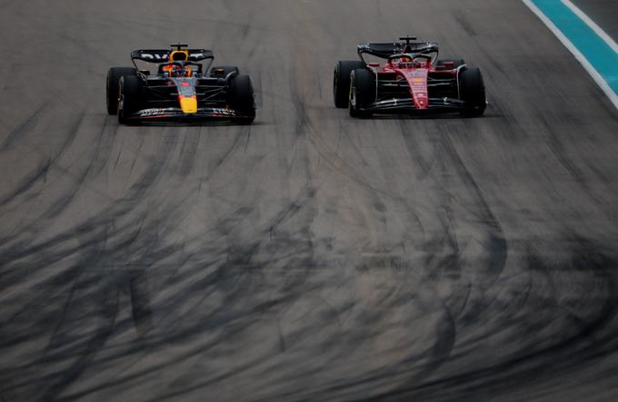 Trenutek, ko je Verstappen za zmago prehitel Leclerca. | Foto: Reuters