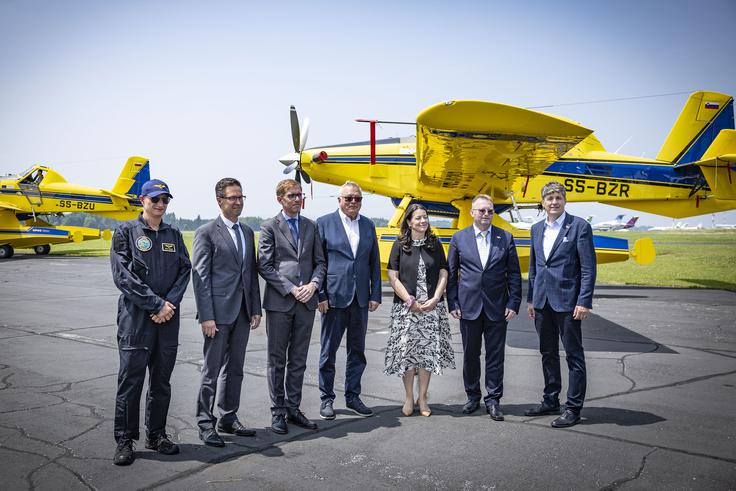 Hitro in uspešno izvedbo projekta nakupa letal ter vzpostavitve enote so na današnjem dogodku pohvalili tudi minister za obrambo Borut Sajovic, minister za naravne vire in prostor Jože Novak, državni sekretar na ministrstvu za kohezijo in regionalni razvoj Marko Koprivc ter direktorica Direktorata za implementacijo programov in krepitev upravnih zmogljivosti pri Evropski komisiji Sofia Alves. | Foto: Ana Kovač