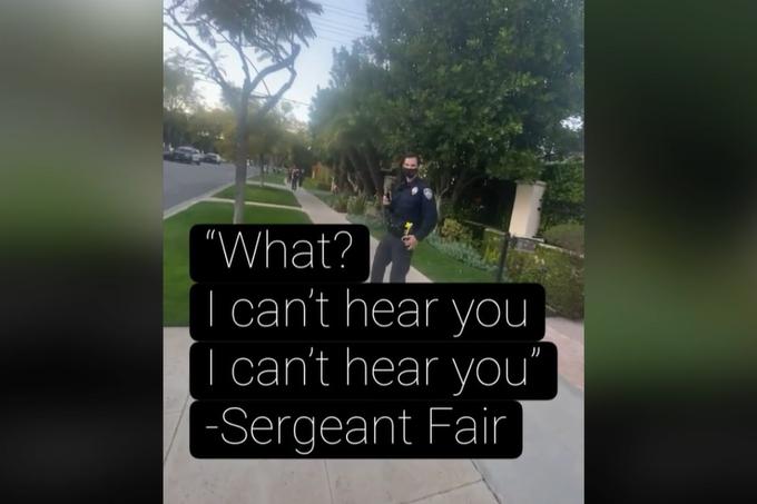 Policist Billy Fair je bil med drugim srečanjem z aktivistom manj prijazen. Najprej se je pretvarjal, da ga ne sliši, nato pa mu je na vprašanja, zakaj predvaja glasbo, zabrusil, da je prebral komentarje pod njegovimi videoposnetki na Instagramu, v katerih naj bi domnevno vsi pisali, kakšen prevarant je Devermont. | Foto: Instagram / Posnetek zaslona
