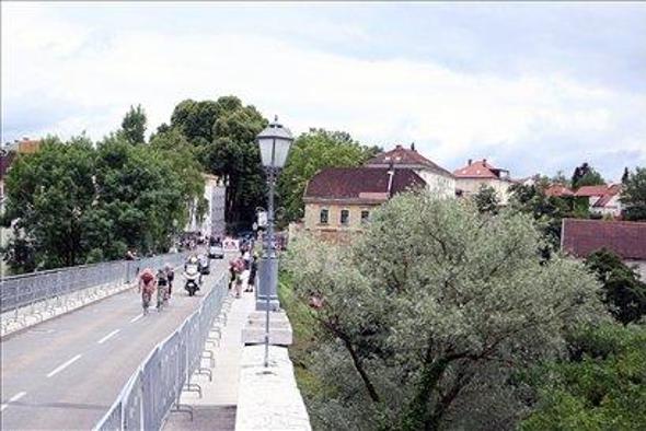 Diego Ulissi wins the race, Guardini claims stage victory