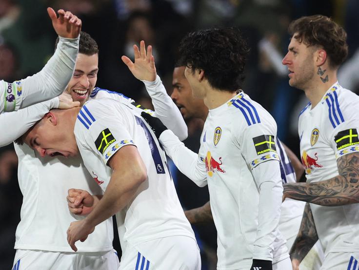 Kako veseli so bili soigralci za Jako Bijola in njegov prvi gol v angleški ligi. | Foto: Reuters