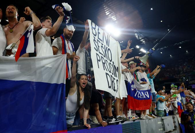 Nogometna vročica je doživela nov vrhunec s tekmo v Kölnu. Že v ponedeljek pa sledi nov. Dvoboj osmine finala med Slovenijo in Portugalsko v Frankfurtu! | Foto: Reuters