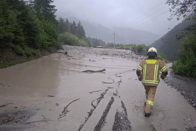 Plaz odnesel avtobus, Avstrija | Nevihte so sledile hudemu vročinskemu valu, ki je zajel velik del Evrope, in je trajal več kot teden dni. | Foto Facebook/Freiwillige Feuerwehr Schnann