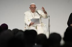 Papež v Trstu: v kovčku so našli pištolo in naboje ter čevlje in obleko
