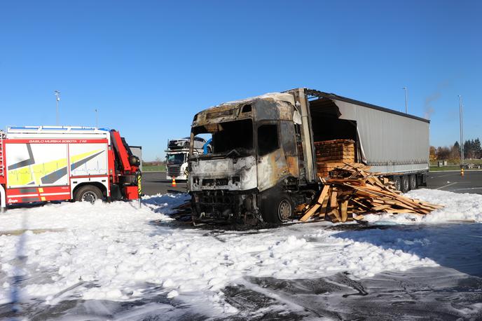 Požar na tovornem vozilu na avtocestnem počivališču v Murski Soboti | Foto PU Murska Sobota