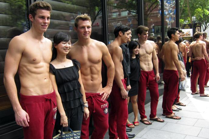 Abercrombie & Fitch ukinja glavno atrakcijo – osebje zgoraj brez