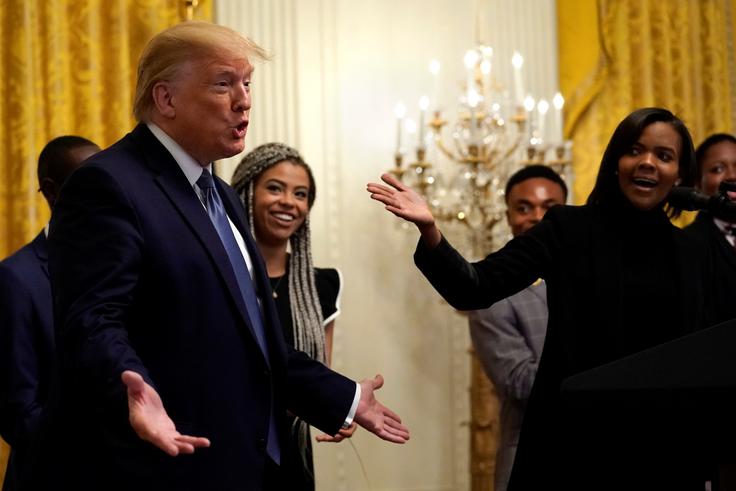 Candace Owens je pred ameriškimi volitvami leta 2020 skušala čim več temnopoltih Američanov, ki so tradicionalno v veliki večini demokratski volivci, prepričati, da bi volili za republikanca Trumpa. Na fotografiji vidimo Owensovo, ki se je skupaj še z drugimi temnopoltimi privrženci republikancev v Beli hiši srečala s Trumpom. | Foto: Reuters