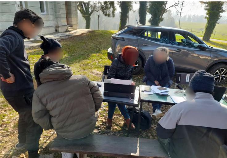 Zaradi kratkega obdobja trajanja sezonskega dela ter ravnanja z delavci in njihove popolne ekonomske odvisnosti je inšpektorat ugotavljal razloge za sum, da je bil vstop tujcev v Slovenijo na podlagi dovoljenja za sezonsko delo le ena od vmesnih postaj pri trgovini z ljudmi. | Foto: Inšpektorat RS za delo