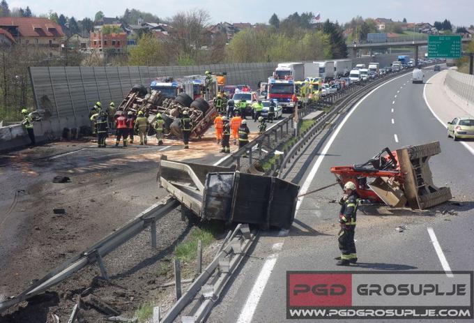 Prizorišče včerajšnje nesreče pri Grosupljem, ki je ohromilo promet v okolici Ljubljane. | Foto: PGD Grosuplje