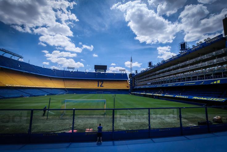 Na zemljišču v La Boci so že leta 1923 postavili preprost lesen stadion, leta 1938 pa se je na istem zemljišču začela gradnja sodobnejšega stadiona. Projektirali so ga José Luis Delpini, Raúl Bes in Viktor Sulčič, ki je bil slovenskega rodu. Stadion lahko sprejme skupno 57.395 gledalcev. Po kapaciteti gledalcev je postal drugi največji stadion v Argentini. | Foto: K. M.