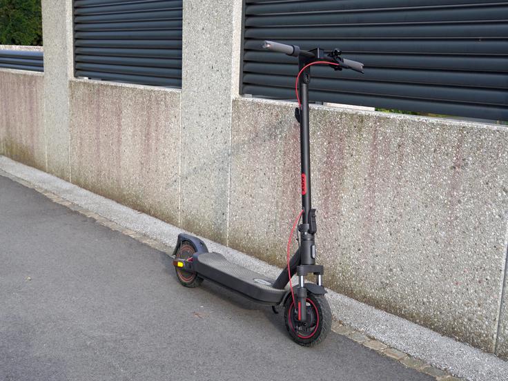 Za vzdržljivost skiroja Xiaomi Electric Scooter 5 Max skrbi tudi njegova oblikovna zasnova z okvirjem iz poldrugega milimetra debelega karbonskega jekla.  | Foto: Srdjan Cvjetović