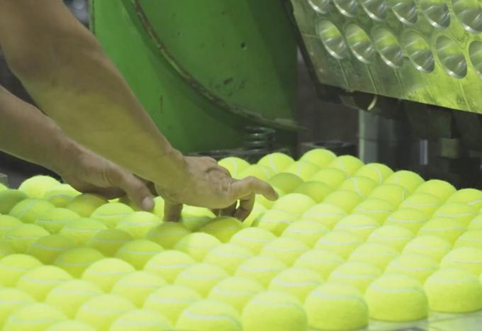 Letno za Wimbledon izdelajo 54 tisoč žogic.  | Foto: Printscreen Zimbio