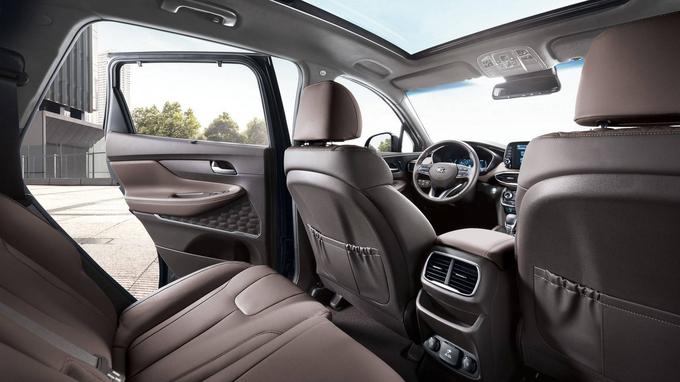Največji preskok bo četrta generacija naredila v notranjosti. Boljši materiali, ergonomija in možnost dodatnih dveh sedežev v različici z daljšim medosjem. | Foto: Hyundai