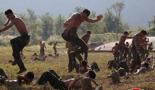 Redko videni prizori iz Severne Koreje: urjenje specialcev, puško prijel tudi Kim Džong Un #foto #video