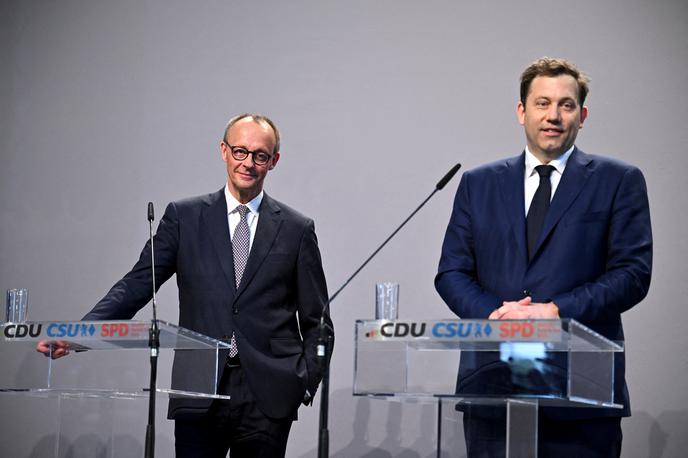 Friedrich Merz, Lars Klingbeil, SPD, Nemčija | V torek naj bi bundestag potrdil vodjo CDU Merza (na fotografiji levo) za novega kanclerja, s čimer bo Nemčija dobila novo vlado. Ob njem je novi finančni minister, sopredsedujoči SPD, Lars Klingbeil. | Foto Reuters