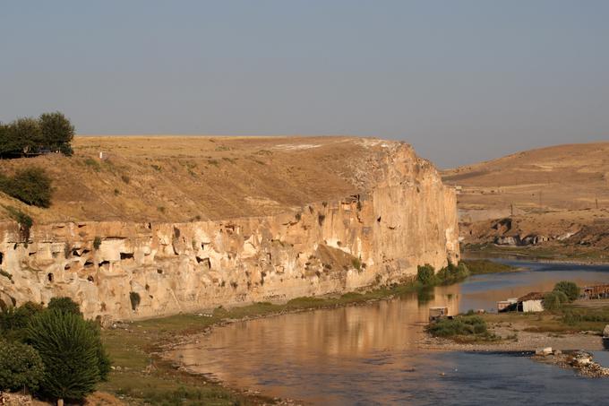 Še en pogled na v skalo izdolbena bivališča ob reki Tigris, ki jih je v mestu Hasankeyf in njegovi bližini ogromno. | Foto: Reuters