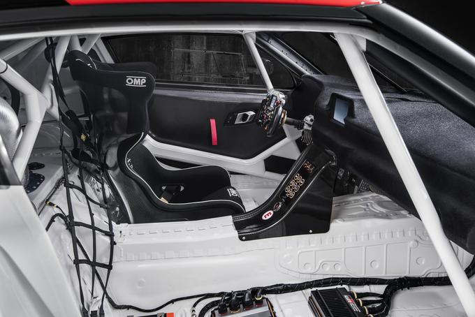 Dirkaška notranjost v konceptu je podrejena čim hitrejšim časom na dirkališčih. | Foto: Toyota