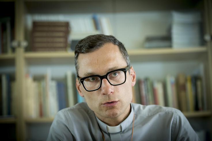 "Kdaj lahko zaznam tudi minimalno nastrojeno reakcijo, kar razumem, saj imajo ljudje pravico, da se name kot na uradnega predstavnika Cerkve negativno odzovejo zaradi blodenj, ki se dogajajo, čeprav sam nisem za to nič kriv." | Foto: Ana Kovač