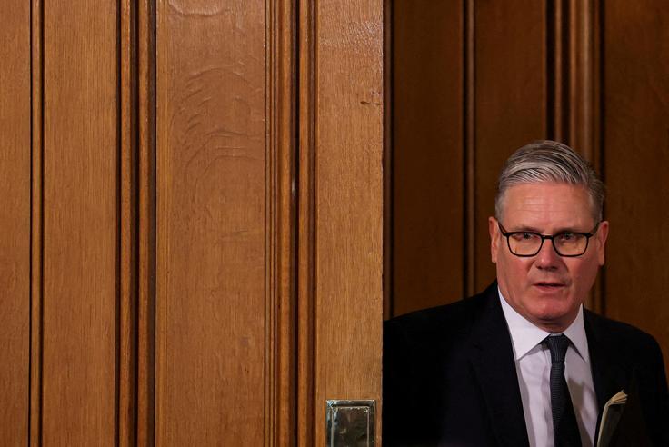 Keir Starmer je kljub vse glasnejšim pozivom k odstopu v vrstah laburistov danes znova zatrdil, da ne bo odstopil. Na seji vlade je dejal še, da laburistična stranka ni sprožila postopka za razrešitev vodje. | Foto: Reuters