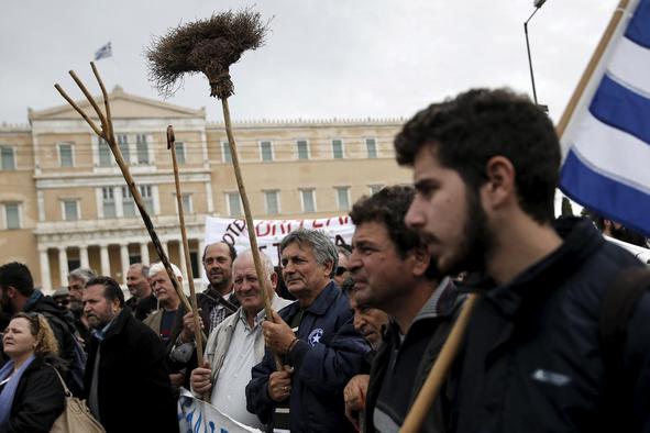 Grški kmetje nadaljujejo proteste