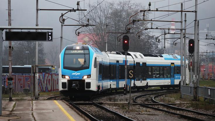 Konec lanskega leta so po slovenskih tirih zapeljali tudi novi Stadlerjevi potniški vlaki. | Foto: STA ,