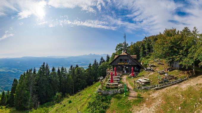 Dobrča nad Tržičem oziroma Begunjami je ena bolj obiskanih gorenjskih gora. Za mnoge je cilj pohoda prav Koča na Dobrči, nekateri pa zberejo še nekaj moči in se povzpnejo na bližnji vrh Dobrča ali Šentanski vrh. | Foto: Matic Klanšek Velej/Sportida