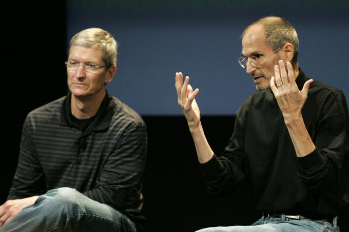 Julij 2010. Steve Jobs (desno), zaradi napredujoče bolezni vidno shujšani izvršni direktor Appla, in njegova desna roka Tim Cook, takrat operativni direktor podjetja, na tiskovni konferenci o težavah pametnega telefona iPhone 4. Cook je že takrat vodil vse tekoče posle Appla, Jobs je sprejemal le pomembne odločitve. Šušljalo se je, da bo Jobs zaradi raka trebušne slinavke, ki ga je iz dneva v dan bolj zdeloval, kmalu predal žezlo Appla. | Foto: 