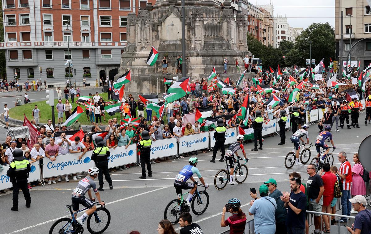 protest Vuelta | Propalestinski protesti še naprej krojijo dogajanje na Dirki po Španji. | Foto Reuters