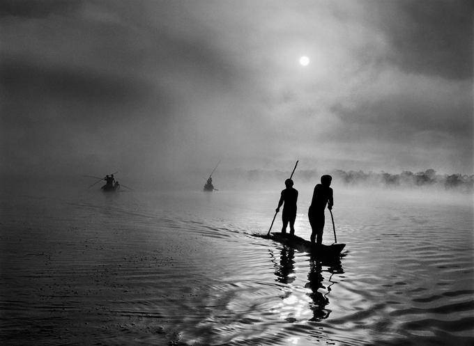 Pripadniki ljudstva Waura z območja zgornjega toka reke Xingu v brazilski zvezni državi Mato Grosso ribarijo v jezeru Piulaga nedaleč stran od domače vasi. Vzdolž zgornjega toka reke Xingu živi etnično raznoliko prebivalstvo. Brazilija. 2005. ©Sebastião Salgado. Amazonas Images. | Foto: 