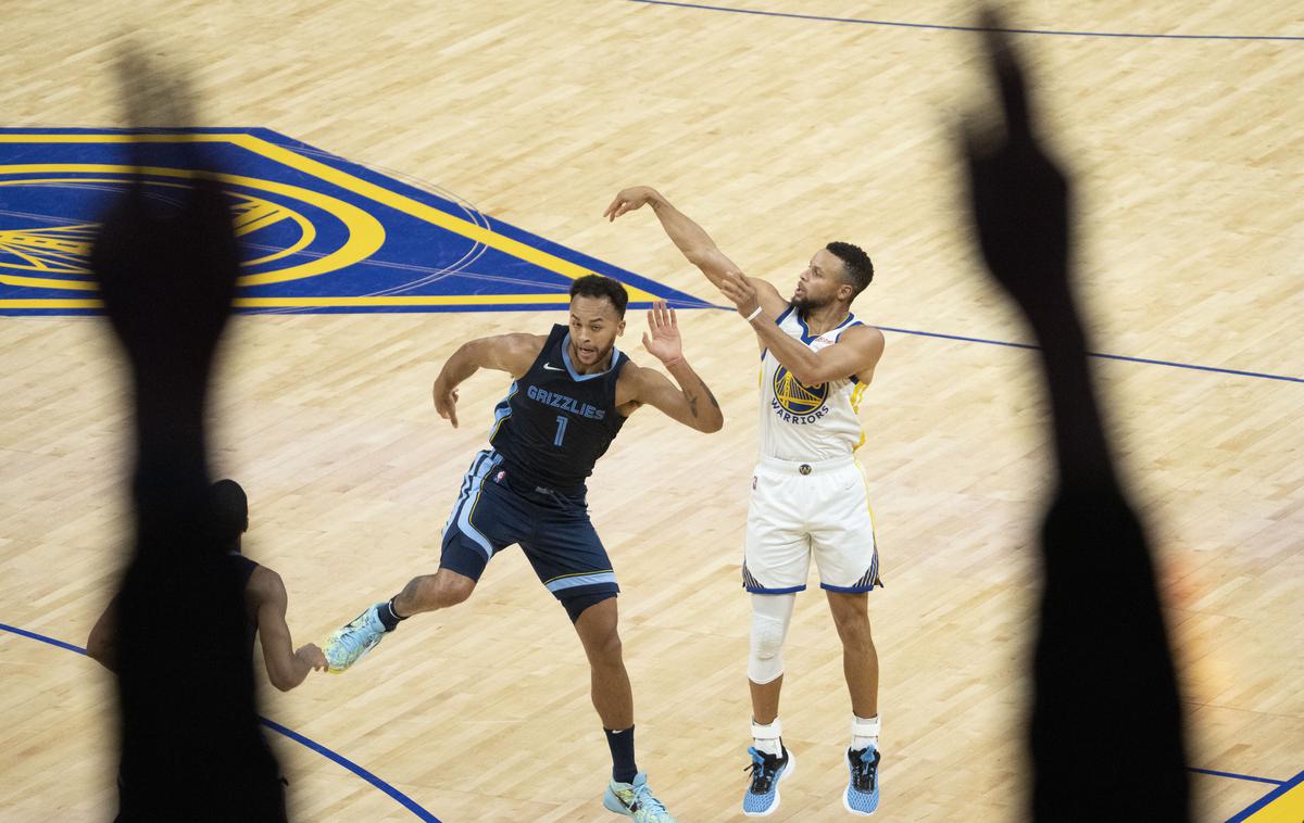 Stephen Curry | Stephen Curry je proti Memphisu do zadnje četrtine dosegel 36 točk, nato pa do konca napetega dvoboja (in poraza Golde Stata) zgrešil vseh šest metov iz igre. | Foto Reuters