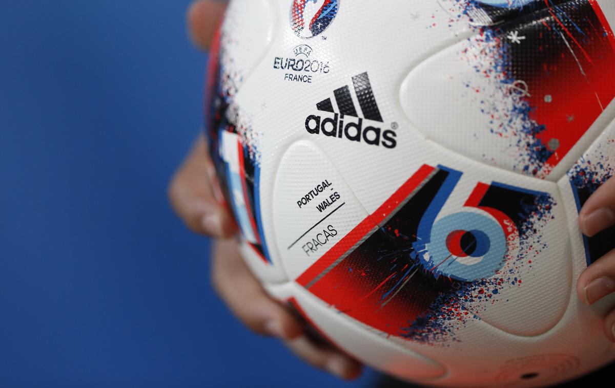 nogometna žoga | Več kot polovica nogometašev, ki so igrali na evropskem prvenstvu in afriškem pokalu narodov, je utrpela zlorabo na spletu. | Foto Reuters