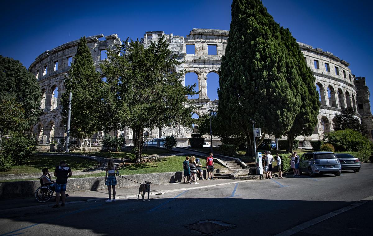 Ljubljana_Pula | Podatki o mobilnem gostovanju slovenskih uporabnikov potrjujejo, da je Hrvaška najpogostejša destinacija slovenskih potnikov in obiskovalcev, tudi ko gre za večdnevna bivanja. Na sliki: Arena v Pulju | Foto Ana Kovač