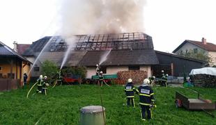 Požar pri Domžalah uničil 20 ton sena (foto)