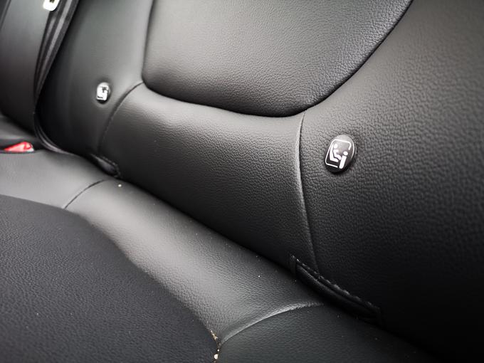 Ena najmanj praktičnih stvari v tem avtomobilu je dostop do sidrišč isofix na zadnjih sedežih. | Foto: Gregor Pavšič