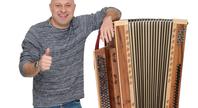 Slovenec igra na največjo frajtonarico na svetu, visoka je več kot 1,5 metra #foto
