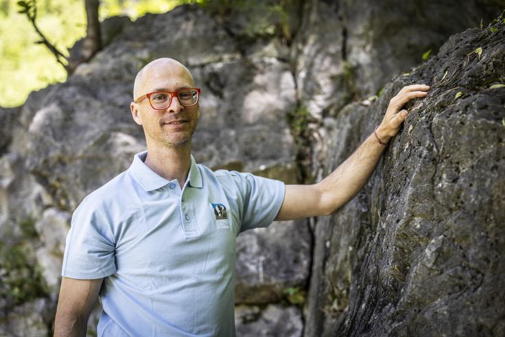 Neizkušenosti hribi ne odpuščajo, je poudaril Toni, nesreče pa se zgodijo tudi zelo izkušenim. "Več časa, ko ste v hribih, večja verjetnost je, da se vam bo nekaj zgodilo. Tako kot če si dlje časa v postelji – večja verjetnost je, da se bo nekaj zgodilo (smeh, op. a.). Statistika dela svoje." | Foto: Bojan Puhek
