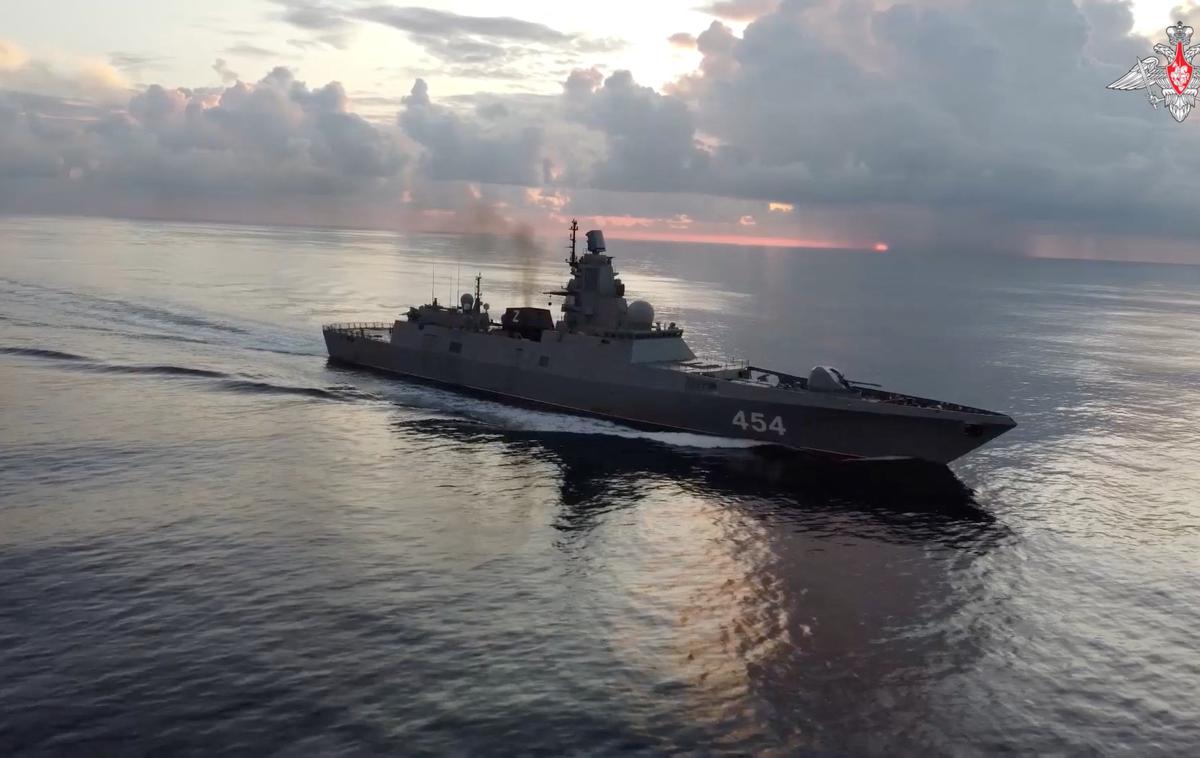 ruske ladje vaja | Po navedbah kubanskega zunanjega ministrstva na otok prihajajo tri ruske ladje: fregata Admiral Gorškov, naftni tanker in reševalni vlačilec.  | Foto Reuters