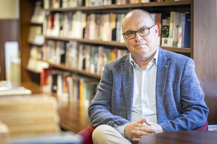 "ChatGPT ni po naključju postal eno najbolj uporabljenih tehnoloških orodij in mislim, da je odgovor prav v tem delu besedne zveze: chat, kar pomeni klepet. Klepet je nekaj, česar nam manjka, kar potrebujemo. Mladi se družijo bistveno manj kot v preteklosti – v zadnjih 20 letih je druženje v živo med mladimi upadlo s 160 na približno 50 minut dnevno," navaja Podjed.  | Foto: Bojan Puhek