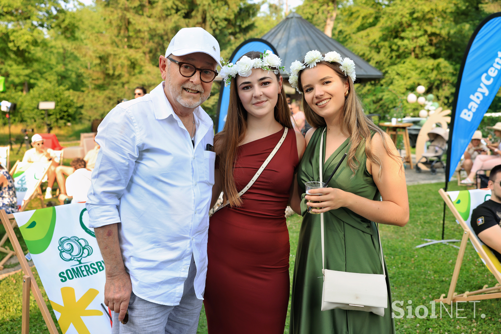 Lady piknik pod klobuki