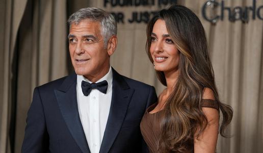 Zakonca Clooney zaradi požara zapustila graščino na jugu Francije