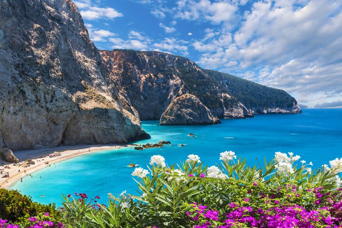 Porto Katsiki velja za eno glavnih plaž na Lefkadi ter eno najlepših plaž v Grčiji in Sredozemlju. | Foto: Shutterstock