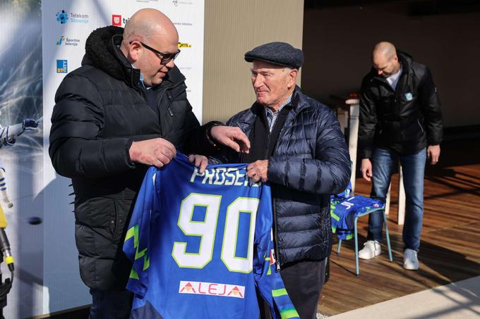 Povabilu HZS se je odzvalo devet kapetanov, kot najstarejši še živeči reprezentant tudi 90-letni Tone Prosenc. | Foto: Nebojša Tejić/STA