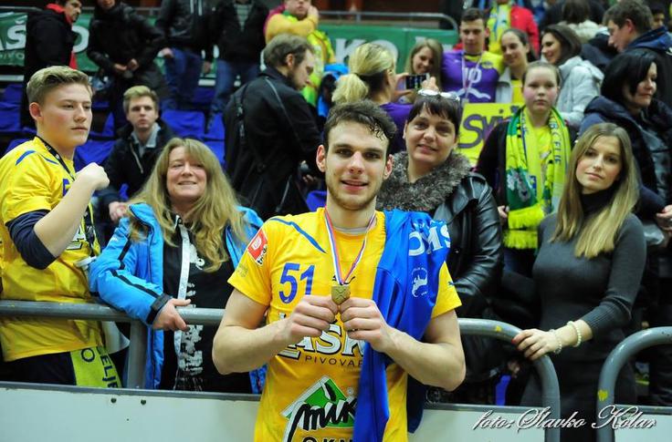 Borut Mačkovšek, v ozadju pa njegova mama Suzana in življenjska sopotnica Lana. (Po celjski osvojitvi pokalnega naslova leta 2014). | Foto: Osebni arhiv